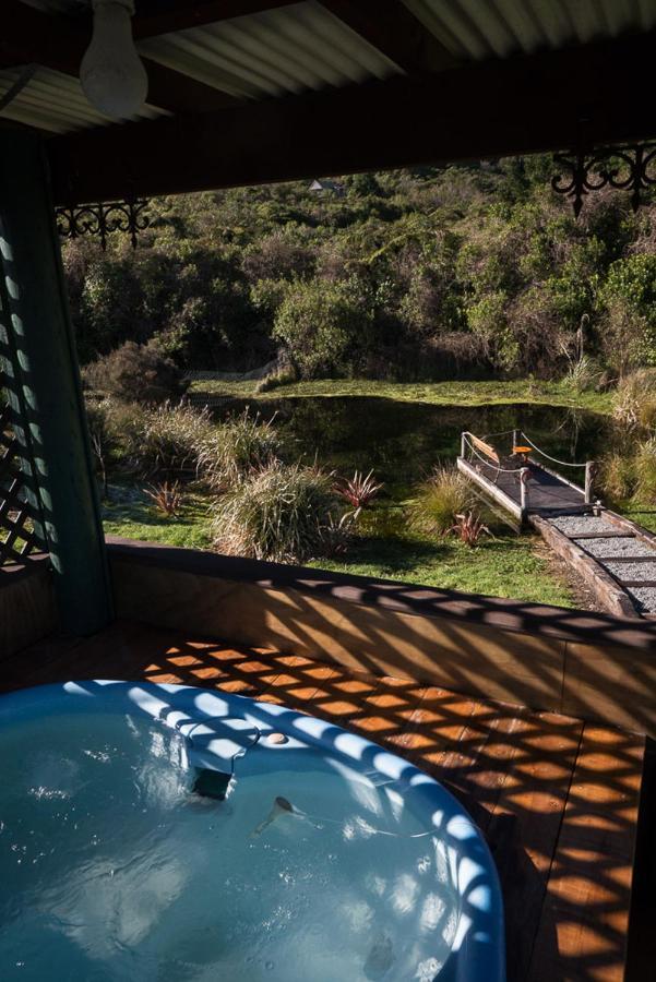 Koru Beachfront Holiday Cabins & Hot Tub Barrytown Екстер'єр фото