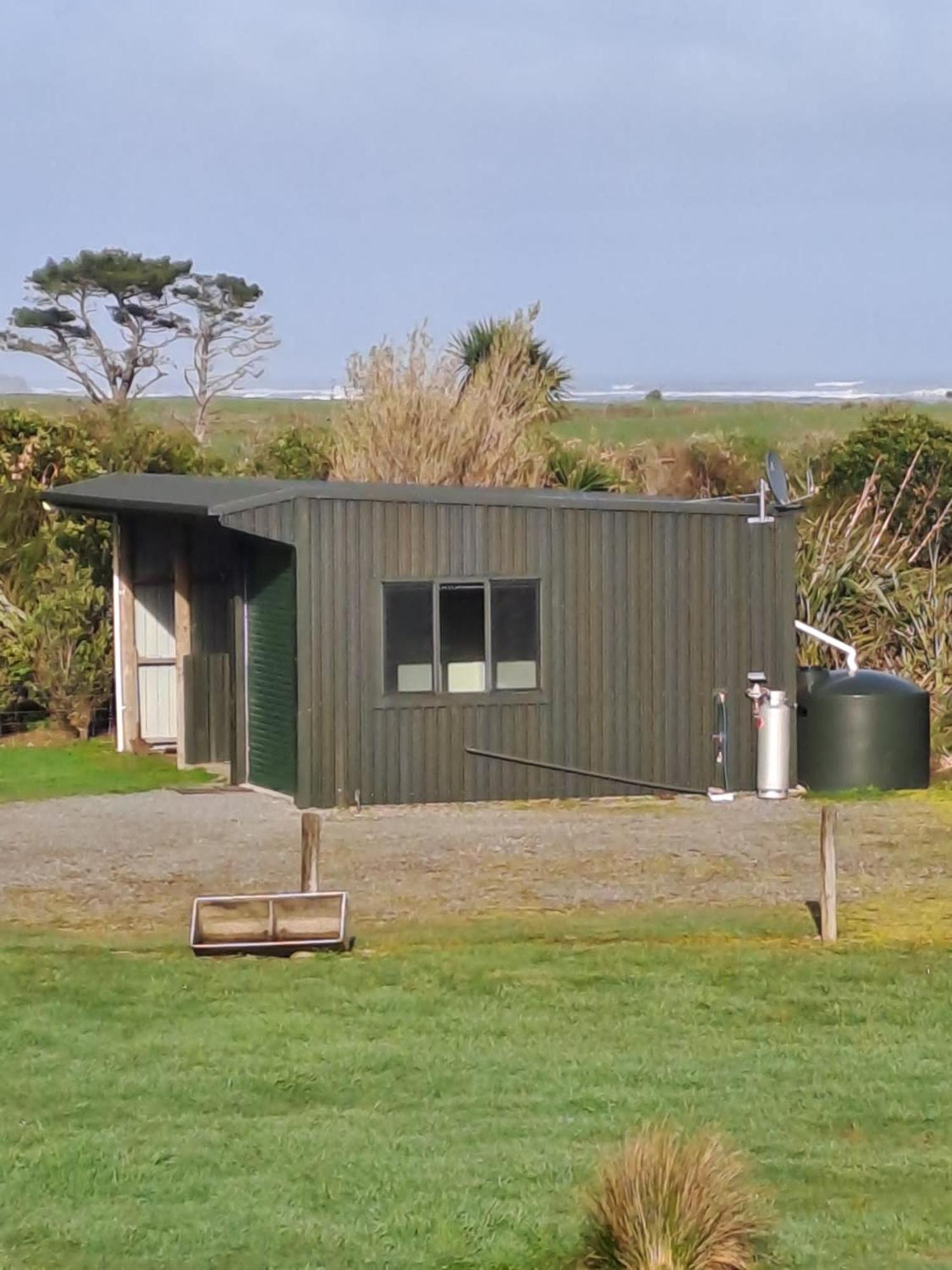 Koru Beachfront Holiday Cabins & Hot Tub Barrytown Екстер'єр фото