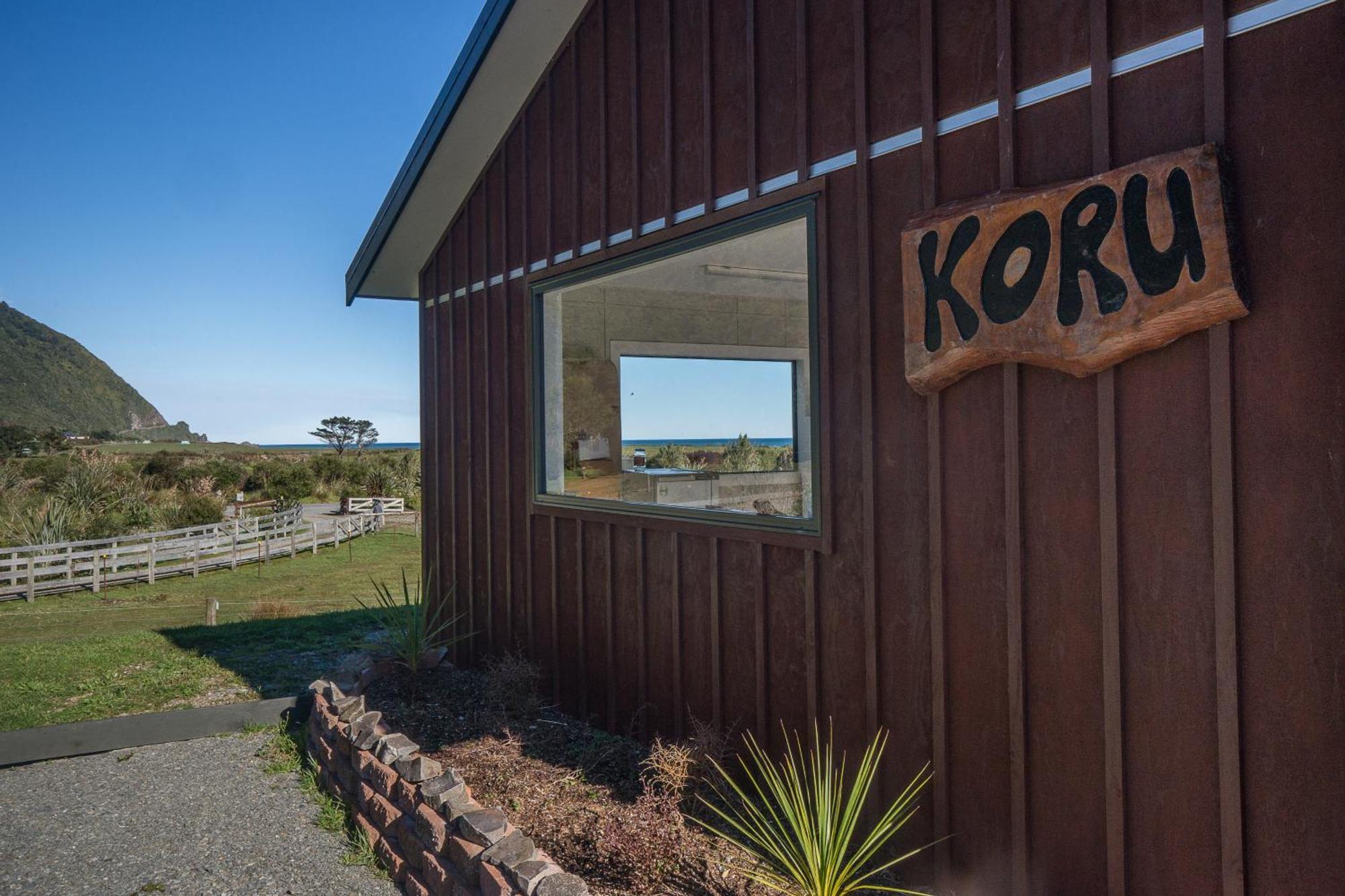 Koru Beachfront Holiday Cabins & Hot Tub Barrytown Екстер'єр фото