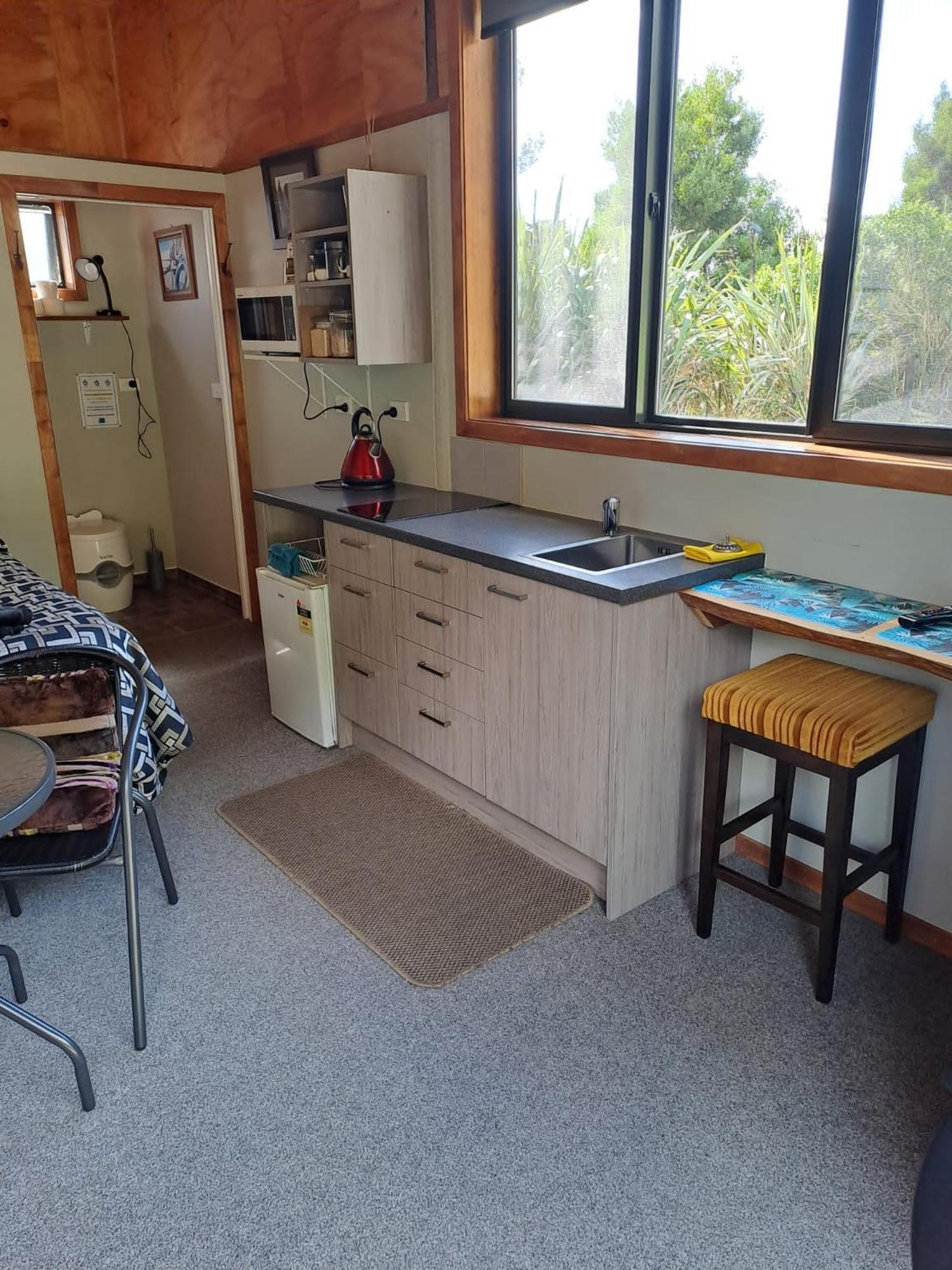 Koru Beachfront Holiday Cabins & Hot Tub Barrytown Екстер'єр фото