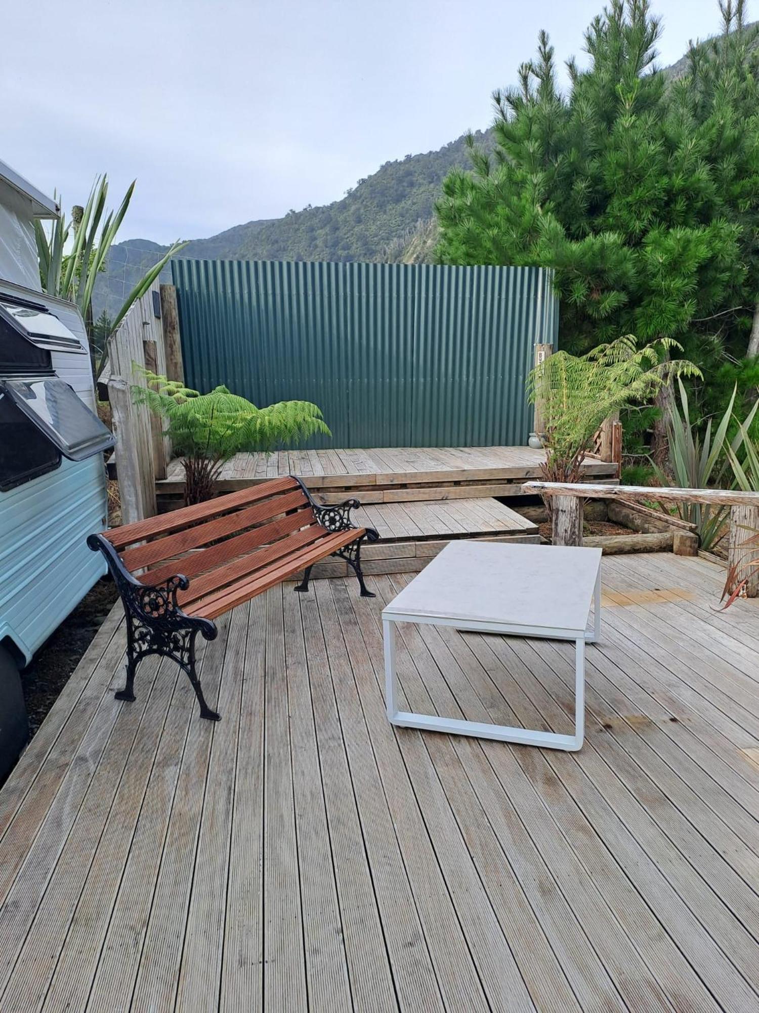 Koru Beachfront Holiday Cabins & Hot Tub Barrytown Екстер'єр фото