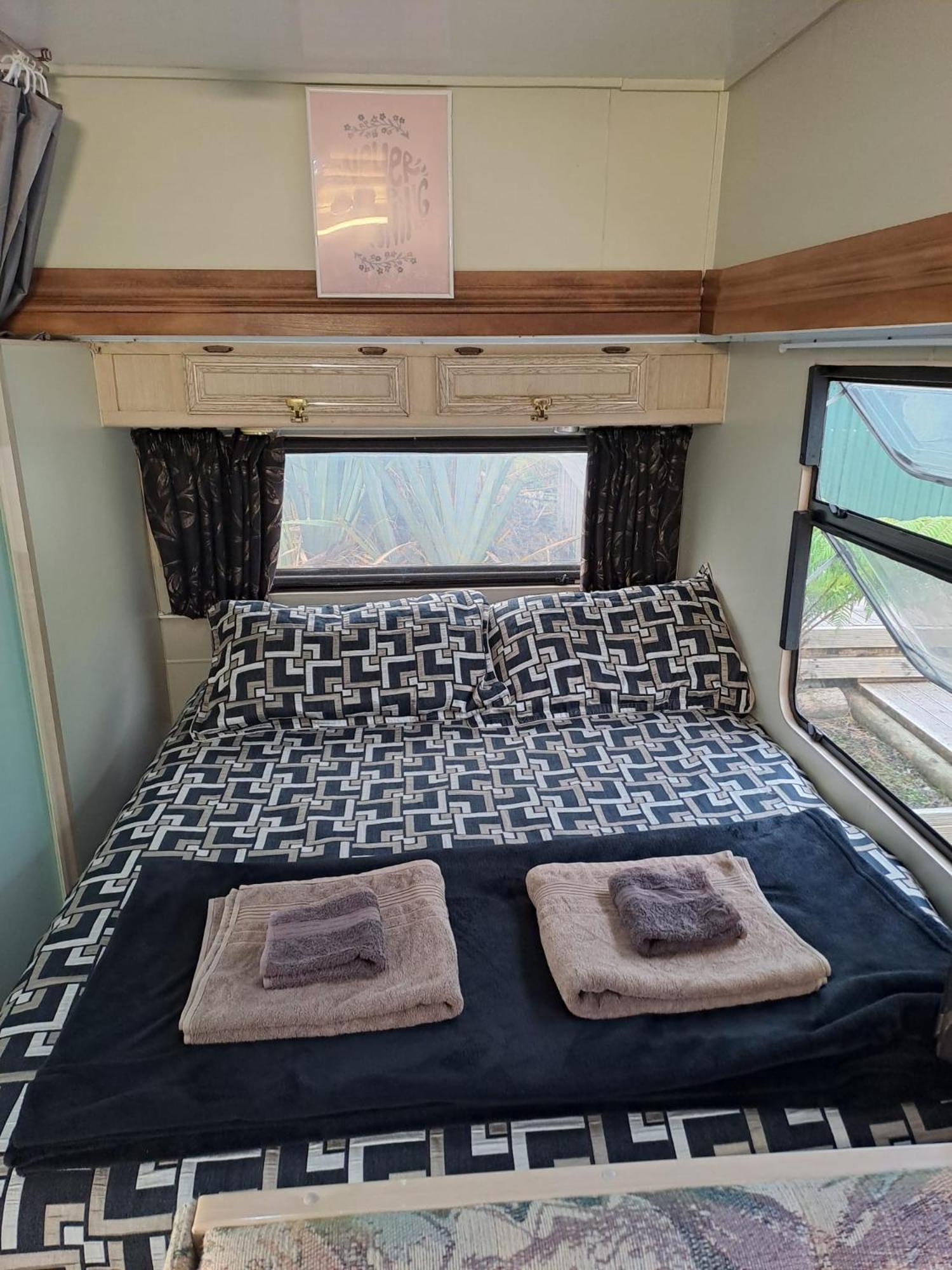 Koru Beachfront Holiday Cabins & Hot Tub Barrytown Екстер'єр фото