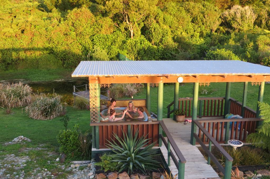 Koru Beachfront Holiday Cabins & Hot Tub Barrytown Екстер'єр фото
