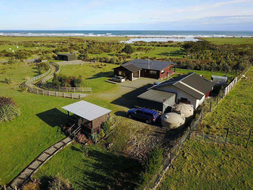 Koru Beachfront Holiday Cabins & Hot Tub Barrytown Екстер'єр фото