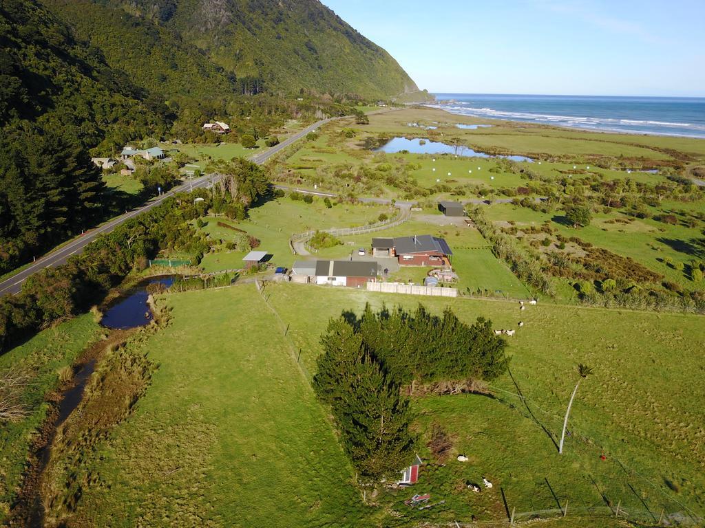 Koru Beachfront Holiday Cabins & Hot Tub Barrytown Екстер'єр фото