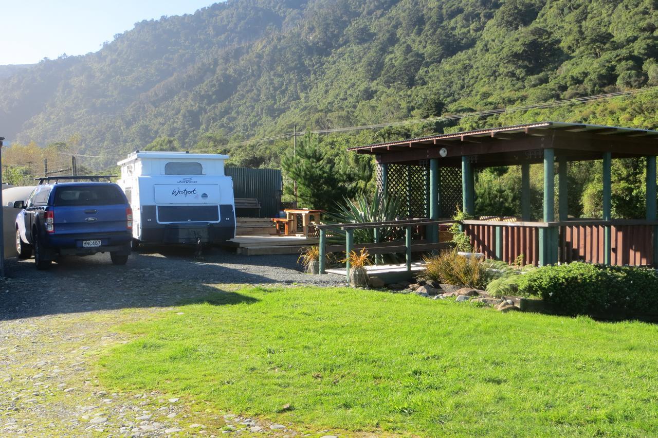 Koru Beachfront Holiday Cabins & Hot Tub Barrytown Екстер'єр фото